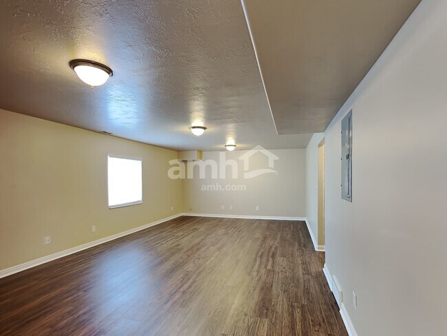 Building Photo - 2313 E 1450 S