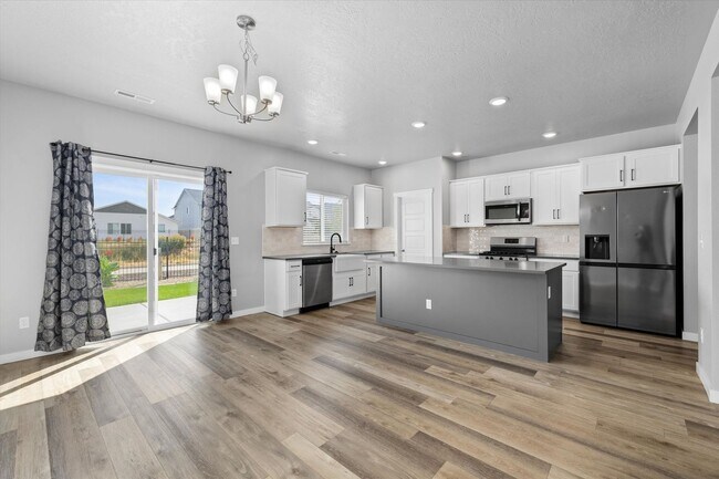 Building Photo - 3 bed, 3 bath with over 2000 sq ft!