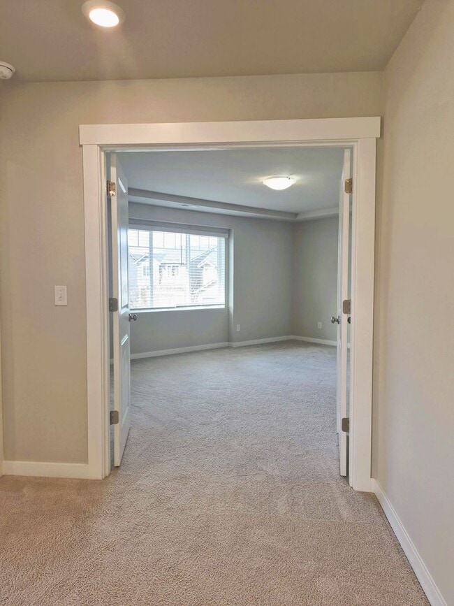 Building Photo - Beautiful 5BD/3BA home located in Rainer Ridge