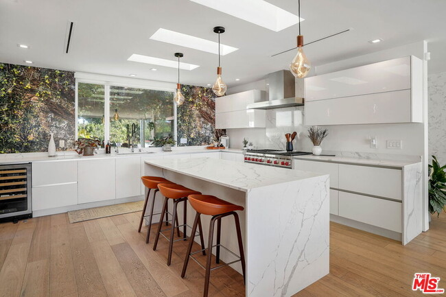 Building Photo - 2615 La Cuesta Dr