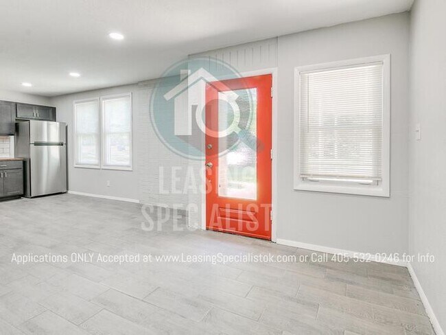 Building Photo - Adorable Custom 2 Bed Bungalow House Available to Prelease for August 2026!