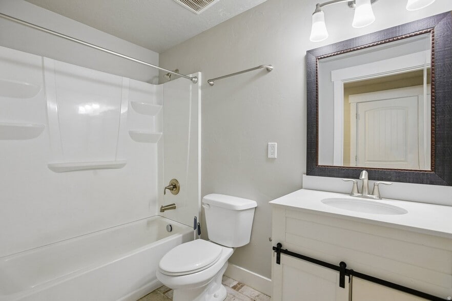 Building Photo - 167 W Silver Springs Dr