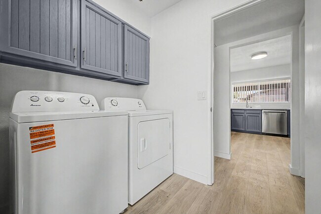 Building Photo - 935 W Santa Cruz Dr