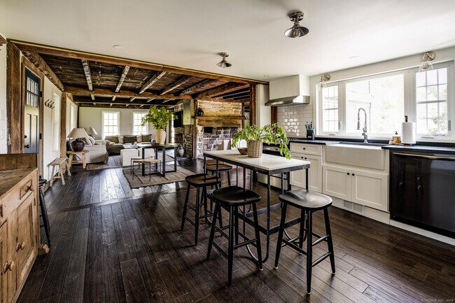 Primary Photo - 740 Little City Rd