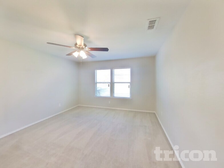 Building Photo - 528 Shell St