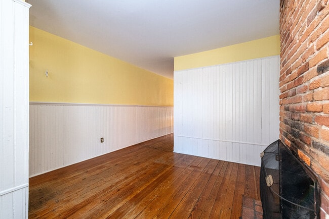 Building Photo - 3 Bedroom with Fenced in rear yard