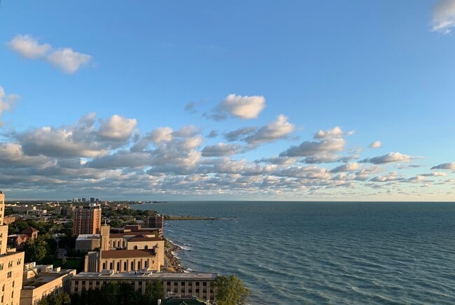 Building Photo - 6325 N Sheridan Rd