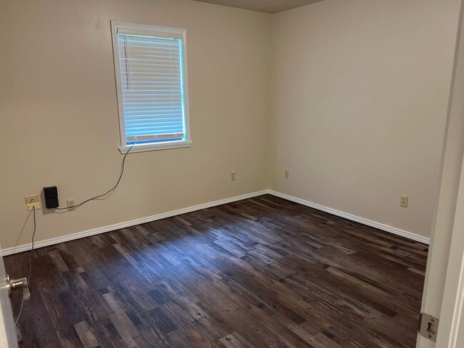 Building Photo - 608 E Rolling Hills Dr