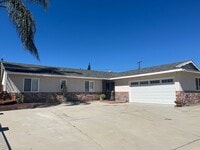 Building Photo - 4 bedroom 2bathroom Home Available now!