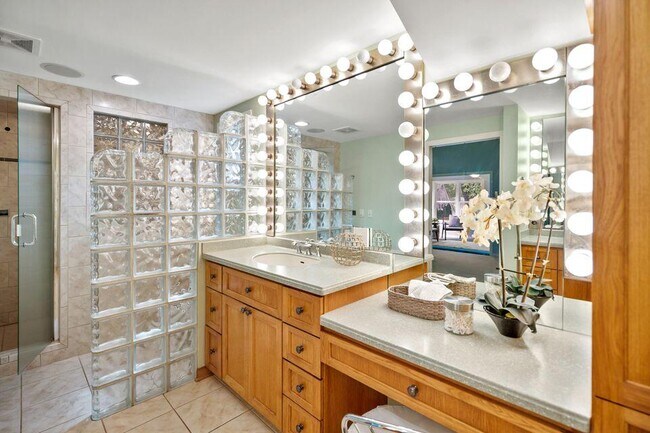 Building Photo - 5160 N Kent Ave