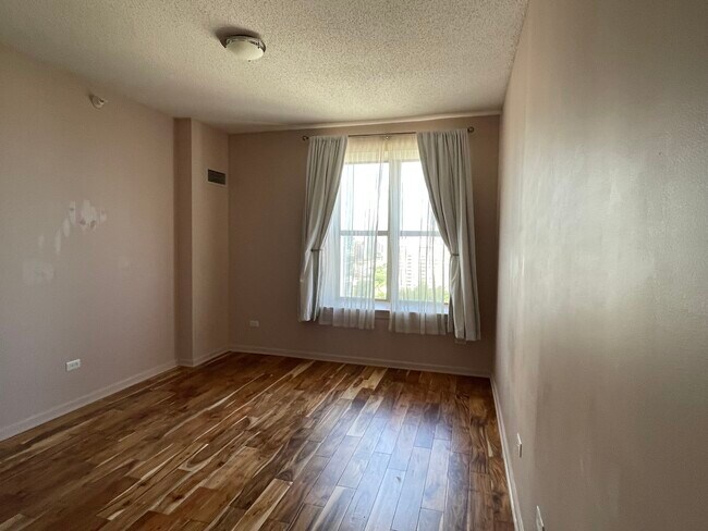 Building Photo - 1717 S Prairie Ave