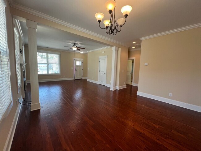 Building Photo - Absolutely Adorable!