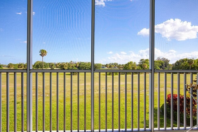 Building Photo - 2950 N Palm Aire Dr