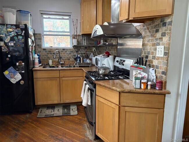 Building Photo - 140-99 Burden Crescent