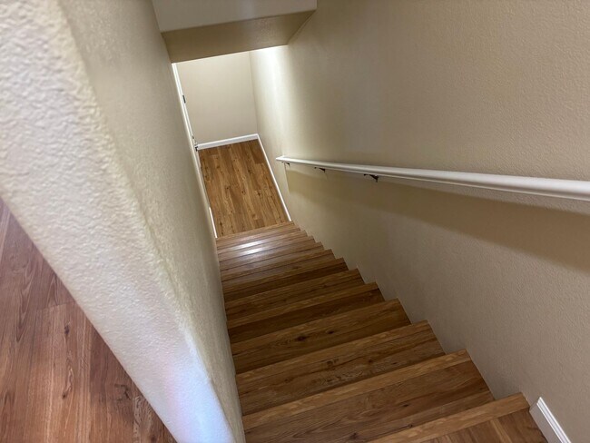 Building Photo - Townhome with city views