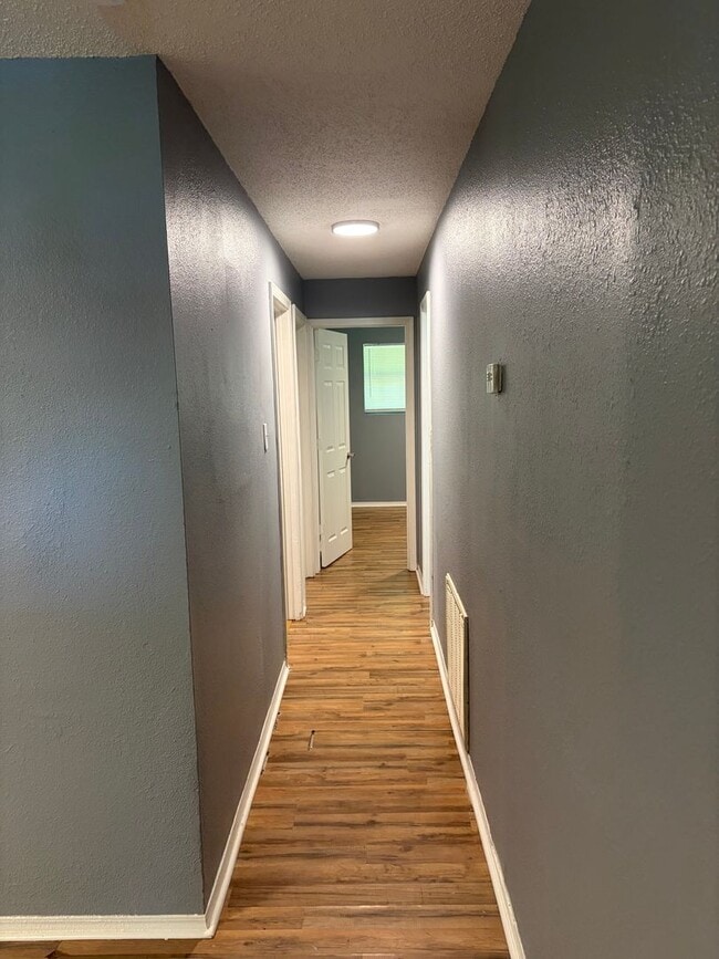 Building Photo - 3 bedroom and 1 bathroom house- $1000 move-in special