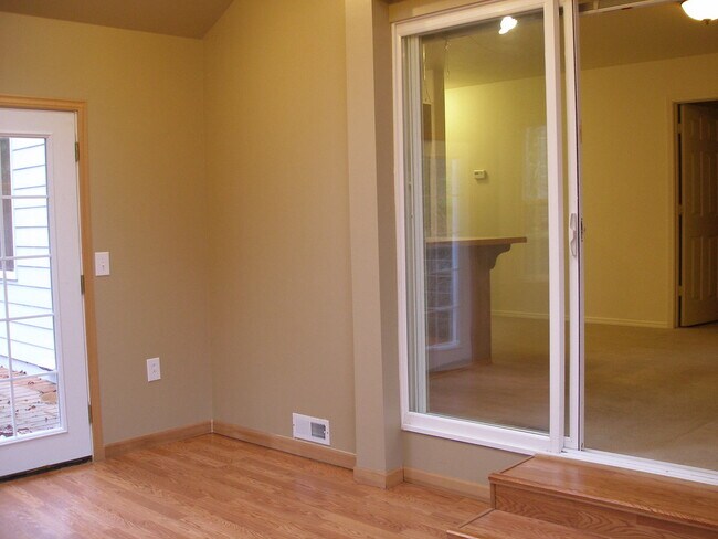 Building Photo - Relax in this Beautiful 3 Bedroom 2.5 Bath...