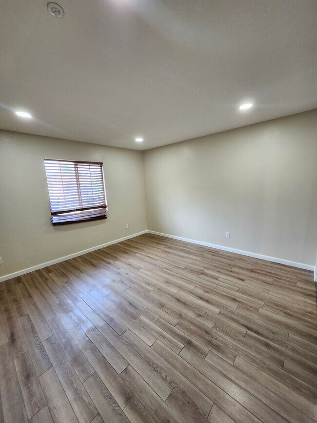 Building Photo - Beautiful 5 Bedroom House fully remodeled....