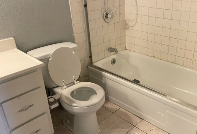 Building Photo - 4 BEDROOMS 2 BATHS HOUSE AVAILABLE FOR RENT