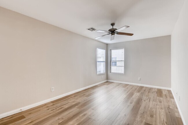 Building Photo - Beautiful 3 bedroom, 2.5 bath 2 story home!
