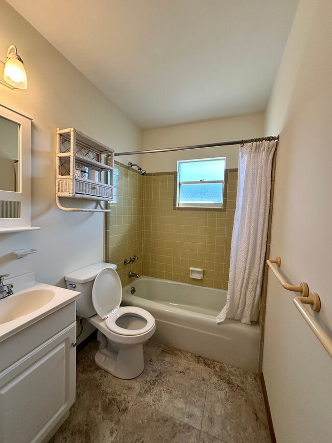 Building Photo - 241 Belaire Dr