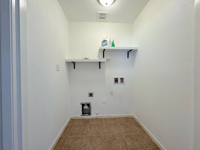 Building Photo - Northeast El Paso 3 Bed Refrig A/C