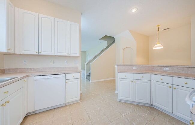 Building Photo - Beautiful 4 bedroom 3 bath townhome