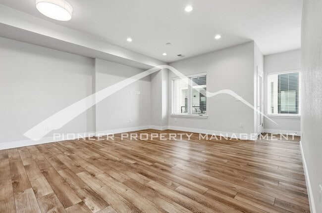 Building Photo - Spacious Townhouse with Central AC and 2-Car Garage