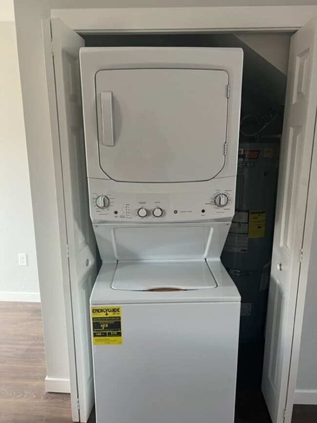 Building Photo - MOVE IN SPECIAL**  2 BEDROOM/ 2 LEVELS TOW...