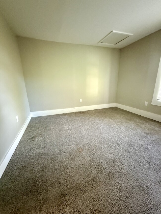 Building Photo - 204 5th Way
