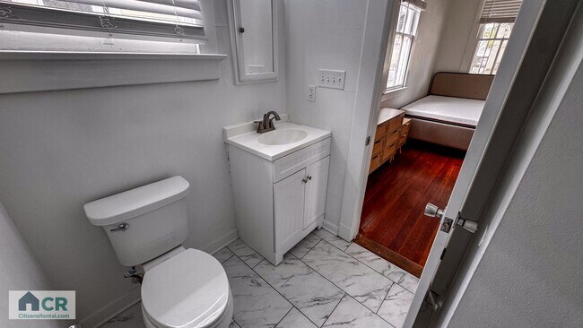 Building Photo - 5bd/2ba Near Campus and Stadium! Text 727-459-4141 for more info!