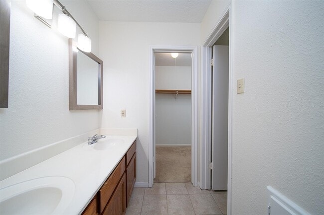 Building Photo - 2838 Colony Dr
