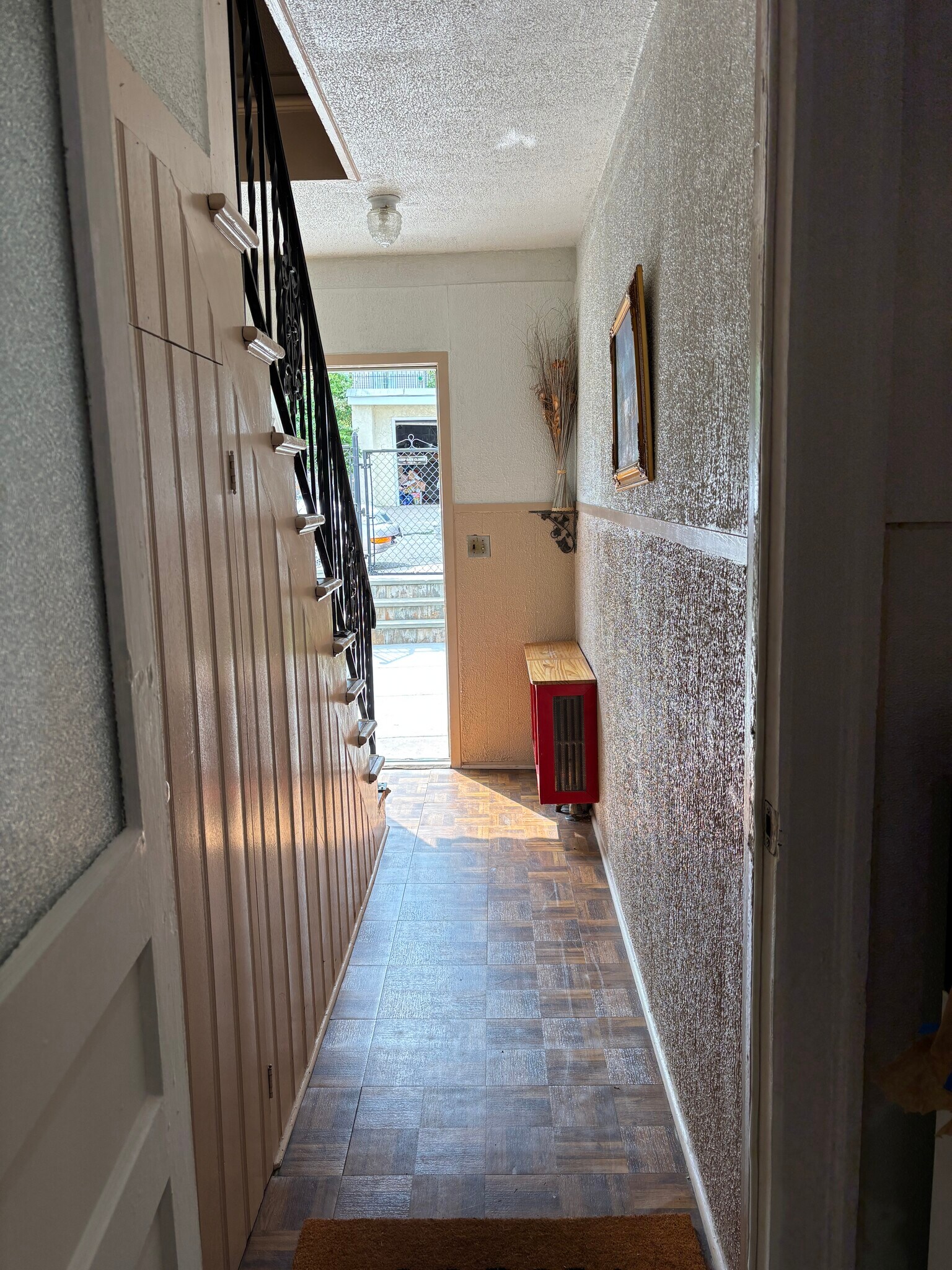 Clean welcoming entrance - 240 Sommerville Pl