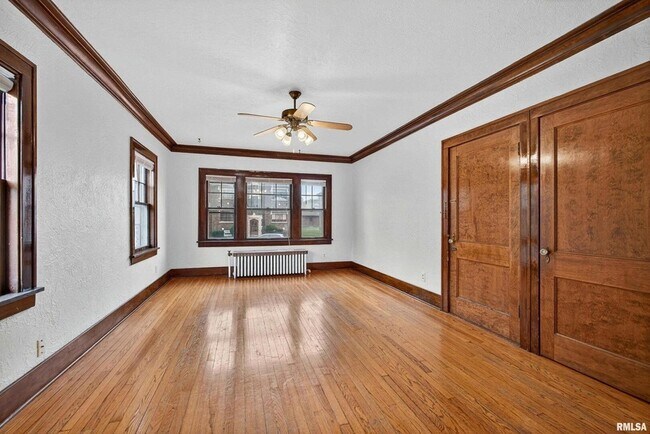 Building Photo - 318 W Columbia Ave