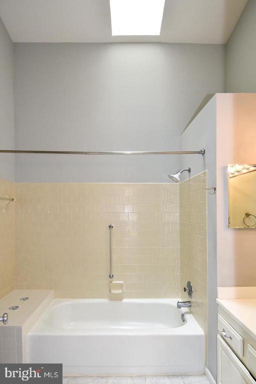 Building Photo - 4056 Grays Pointe Ct