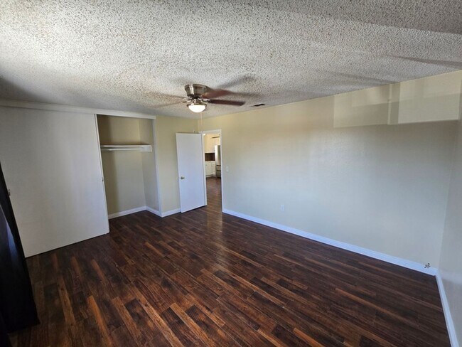 Building Photo - 524 W Greenwood Ave