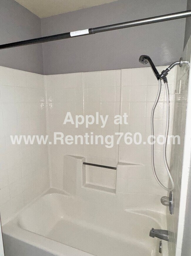 Building Photo - Comfortable 3 Bed 2 Bath Home