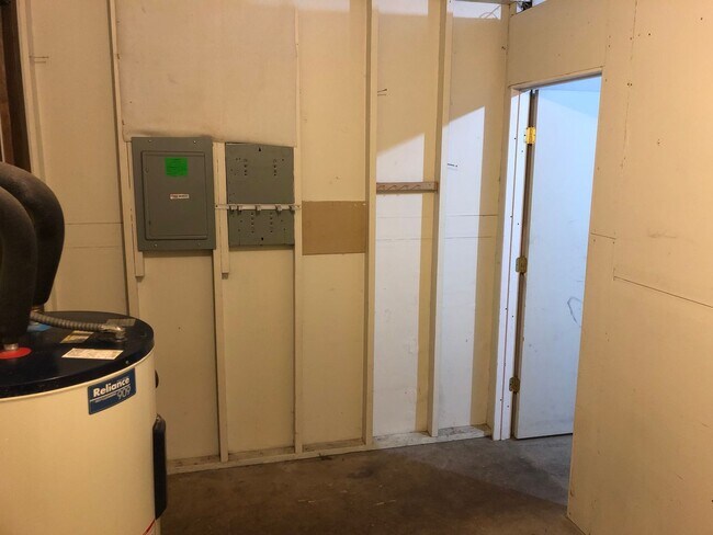 Building Photo - Great 2 bedroom 1 bathroom duplex in Springfield! MOVE IN SPECIAL!