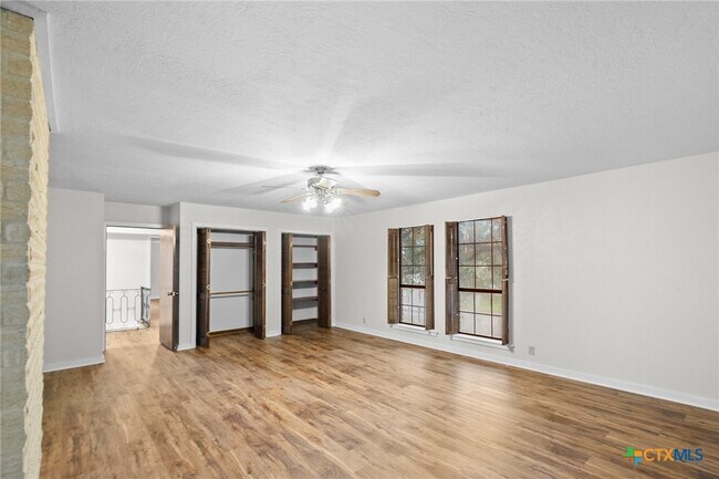 Building Photo - 213 Tracy Ln