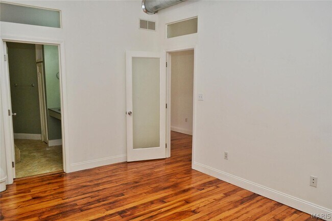 Building Photo - 705 Washington Dr