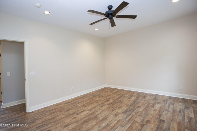 Building Photo - 102 Willow Creek Ln