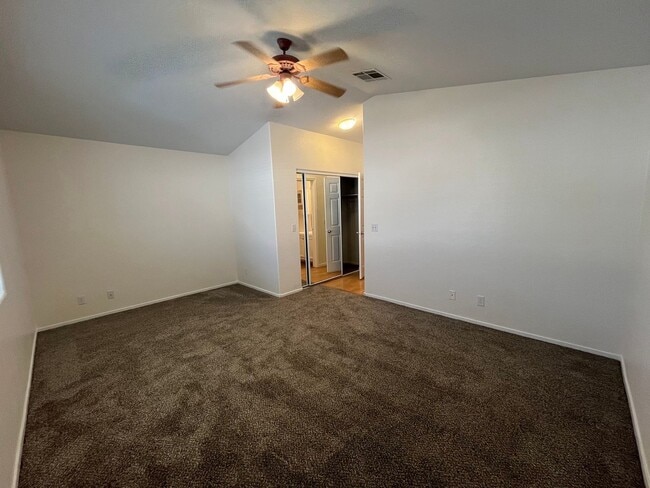 Building Photo - Fantastic 2 Bedroom Condo with Attached Garage