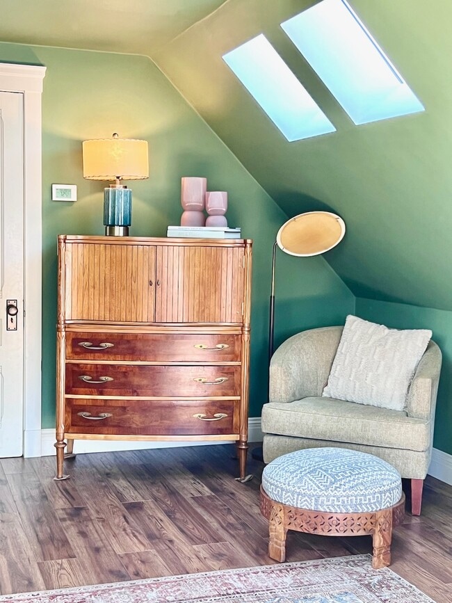 top floor bedroom, with 2 twins OR one king size bed - 1530 Fulton Street