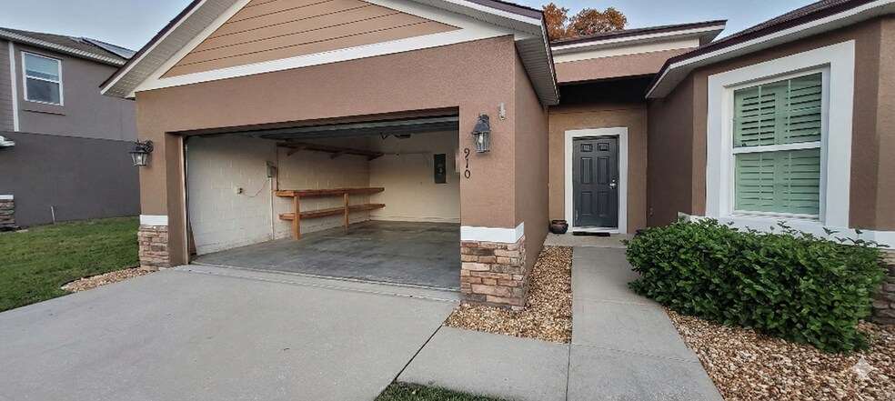 Building Photo - 910 Fallbrooke Ave