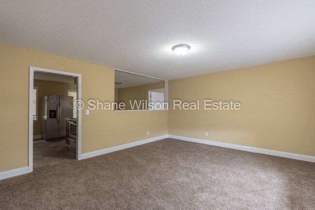 Building Photo - Large 4 BR / 2.5 BA home for lease in Rossville!