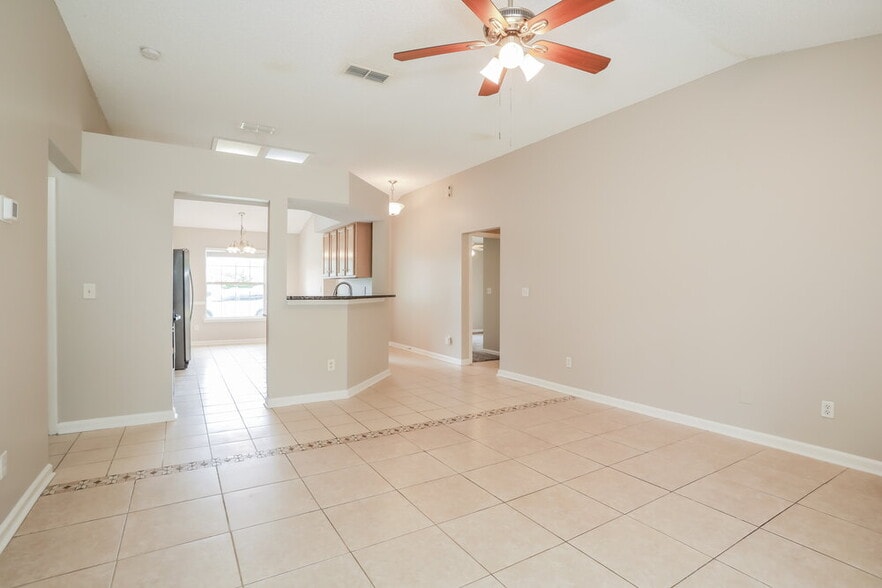 Building Photo - 7835 Longhorn Cir E