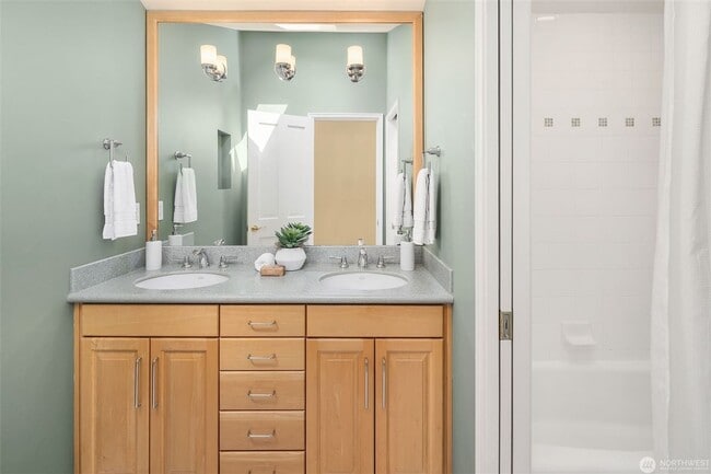 Building Photo - 5bd/4ba Mercer Island Home