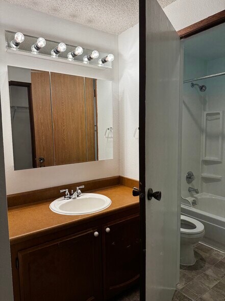 Building Photo - 820 Cady Rd