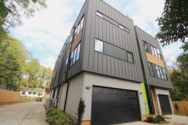 Building Photo - Move-in Ready Modern Townhome!!