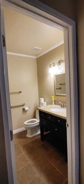 Hall bathroom - 250 Parkside Gln